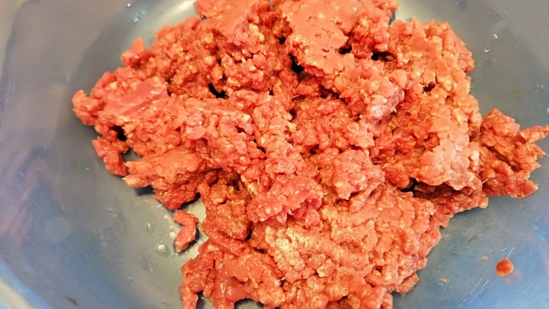 牛肉芹菜鸡蛋三角,牛肉放入盆中。
