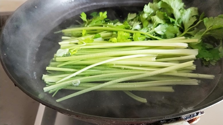 牛肉芹菜鸡蛋三角,<a style='color:red;display:inline-block;' href='/shicai/ 167'>香芹</a>洗干净放开水锅烫软捞出来控水。