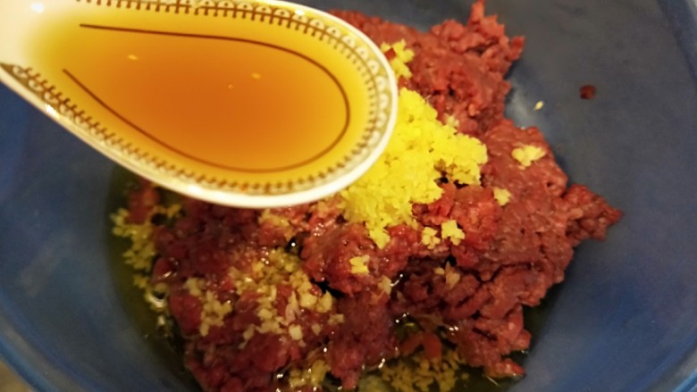 牛肉芹菜鸡蛋三角,<a style='color:red;display:inline-block;' href='/shicai/ 718'>料酒</a>先倒入盆中。