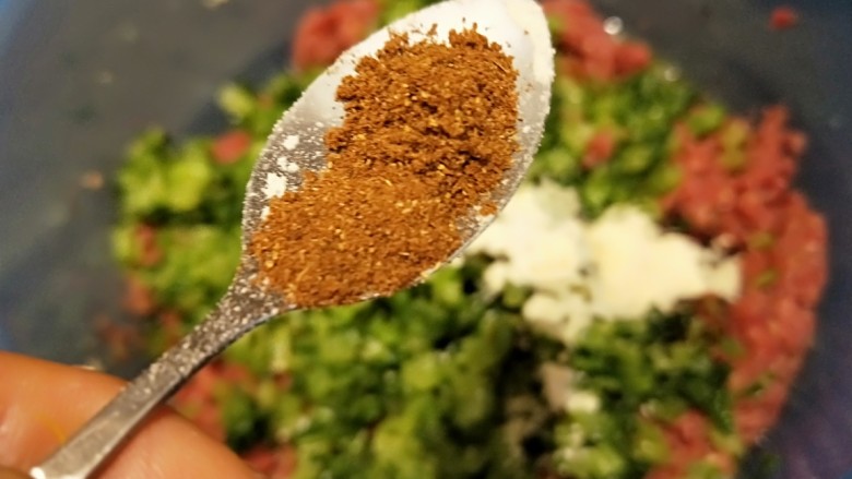 牛肉芹菜鸡蛋三角,加入适量<a style='color:red;display:inline-block;' href='/shicai/ 829'>十三香</a>，<a style='color:red;display:inline-block;' href='/shicai/ 813'>鸡粉</a>。