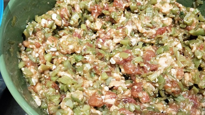 牛肉芹菜鸡蛋三角,搅拌均匀。