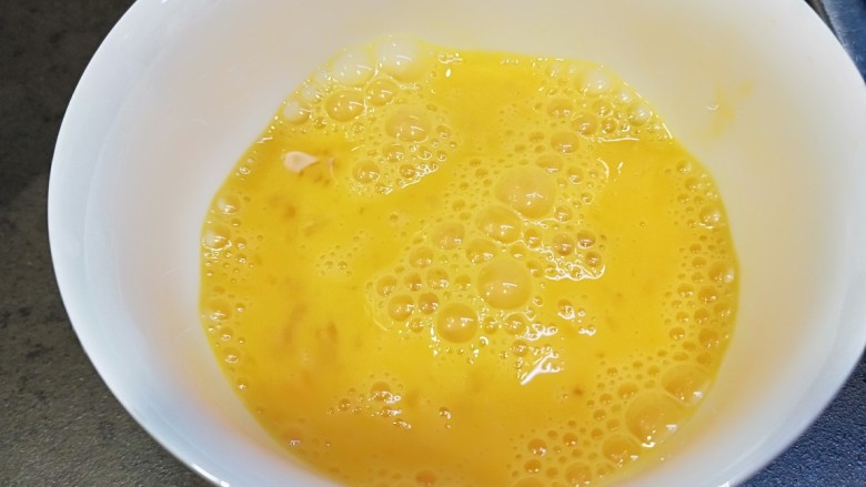 牛肉芹菜鸡蛋三角,打两个<a style='color:red;display:inline-block;' href='/shicai/ 9'>鸡蛋</a>,搅拌均匀。