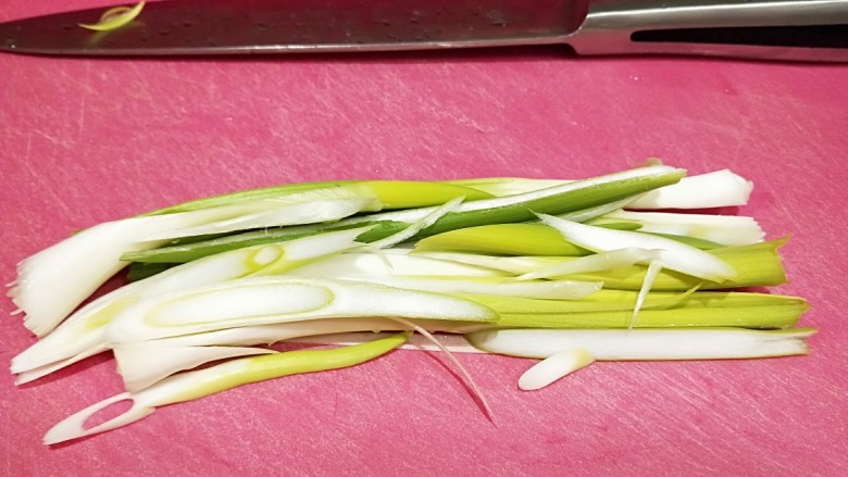牛肉芹菜鸡蛋三角,大葱洗干净切成末。