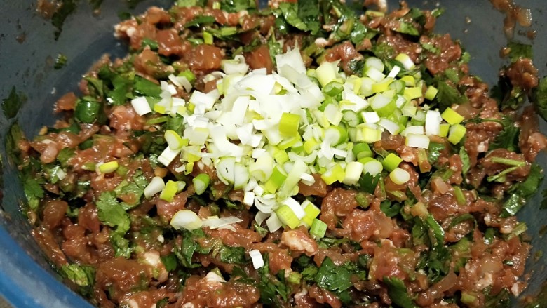 牛肉芹菜鸡蛋三角,放入葱末。