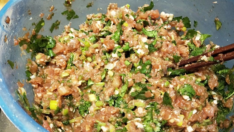 牛肉芹菜鸡蛋三角,在次搅拌均匀备用。