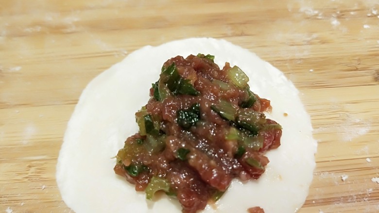 牛肉芹菜鸡蛋三角,擀面皮开始包饺子了。