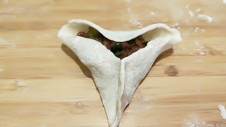 牛肉芹菜鸡蛋三角,包成三角形如图上所做。