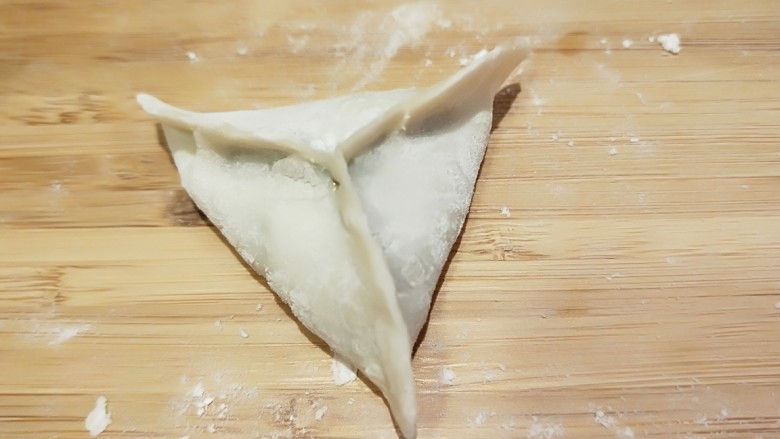 牛肉芹菜鸡蛋三角,包好的三角饺子拍一张。