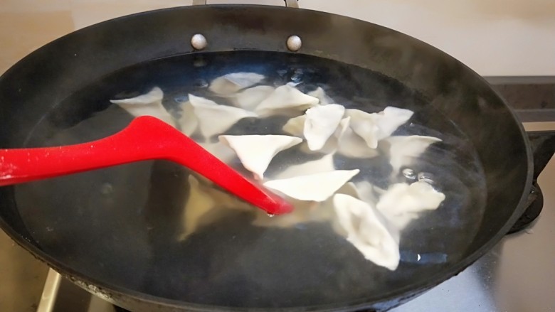 牛肉芹菜鸡蛋三角,烧水下锅煮饺子了,用铲子清清推一下。三开饺子就可以出锅了。