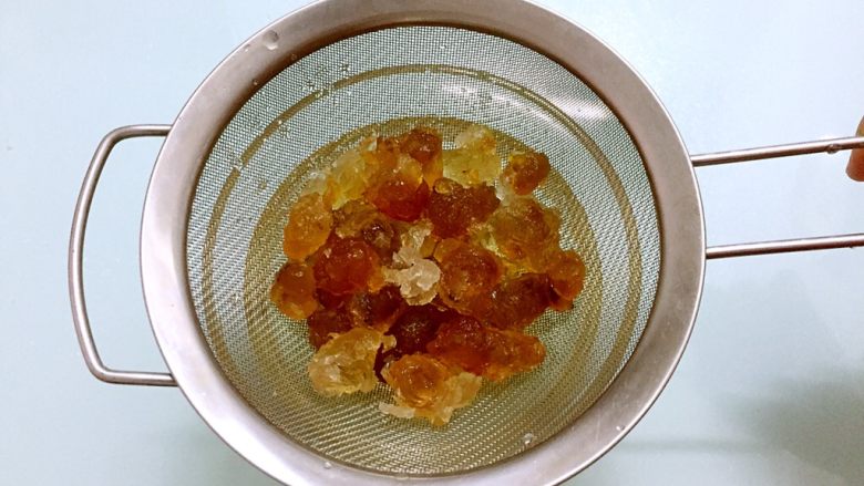 桃胶炖奶,把泡发后的桃胶用水冲洗干净,去除杂质