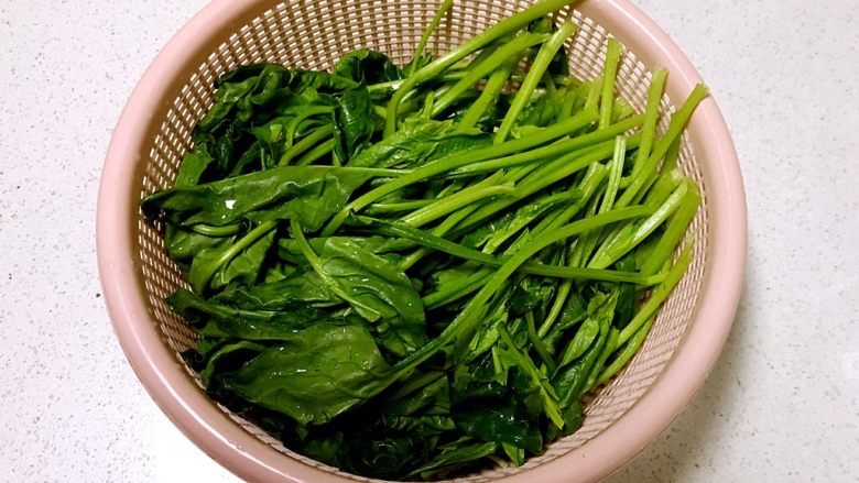 桂花果蔬小圆子,菠菜清洗干净,沥干水份