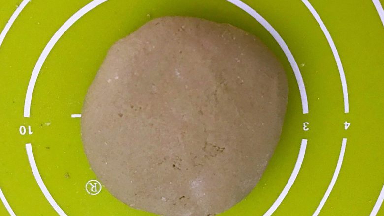 桂花果蔬小圆子,揉成光滑的面团,盖上保鲜膜饧发15分钟