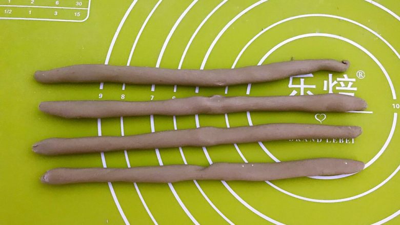 桂花果蔬小圆子,把面团分块,揉成细长条