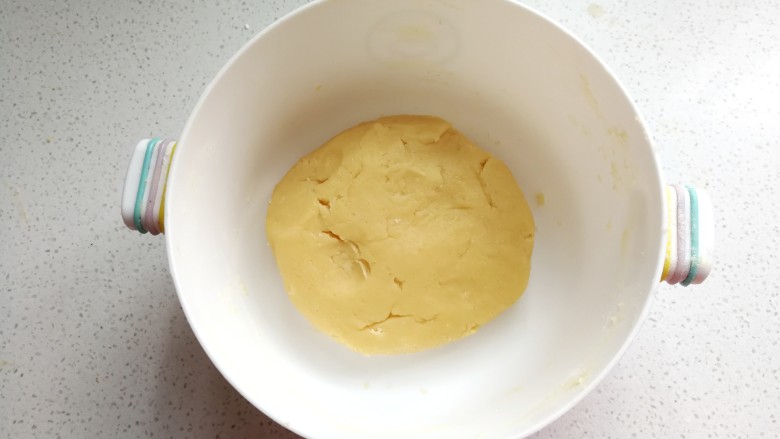 爱心果酱夹心饼干,然后再捏成团,成团即可不要过度揉搓