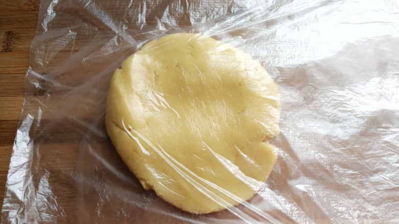 爱心果酱夹心饼干,然后把面团装入裱花袋,先用手掌压扁
