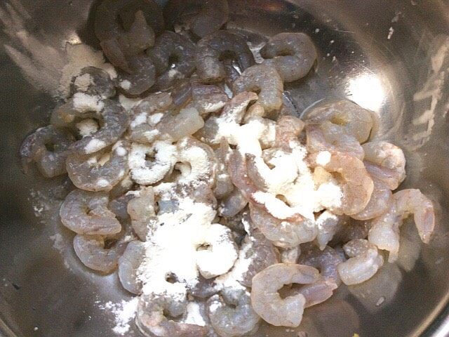 鱼香脆皮虾与蔬菜水果沙拉,虾腌好取出果皮倒掉汁水,放干玉米淀粉拌匀