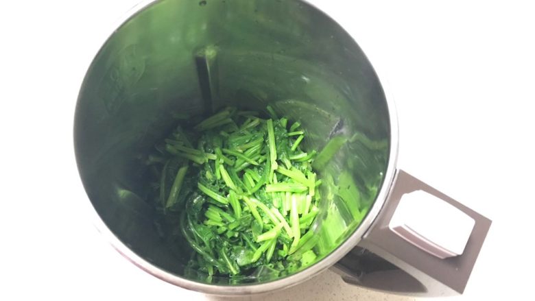 桂花果蔬小圆子,把拌菜切成小段,放入榨汁机里