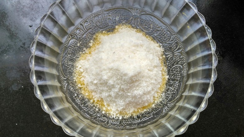 花样土司+咖啡椰蓉土司,把椰蓉放入黄油里,搅拌均匀