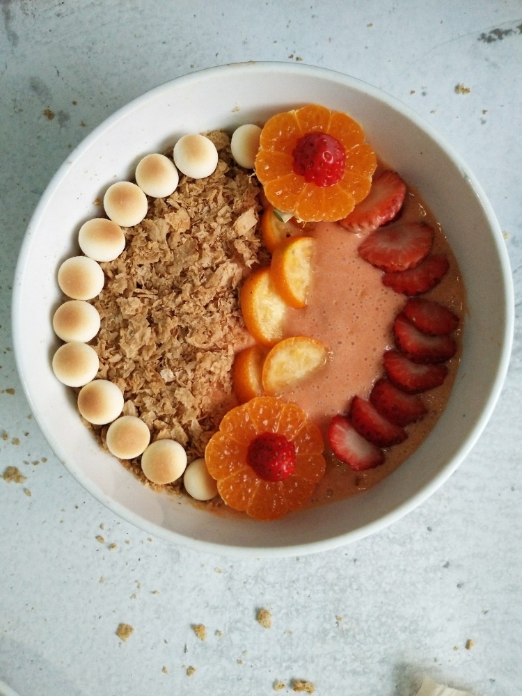 风靡欧洲的健康网红~橙色Smoothie Bowl,水果平铺在冰沙上。