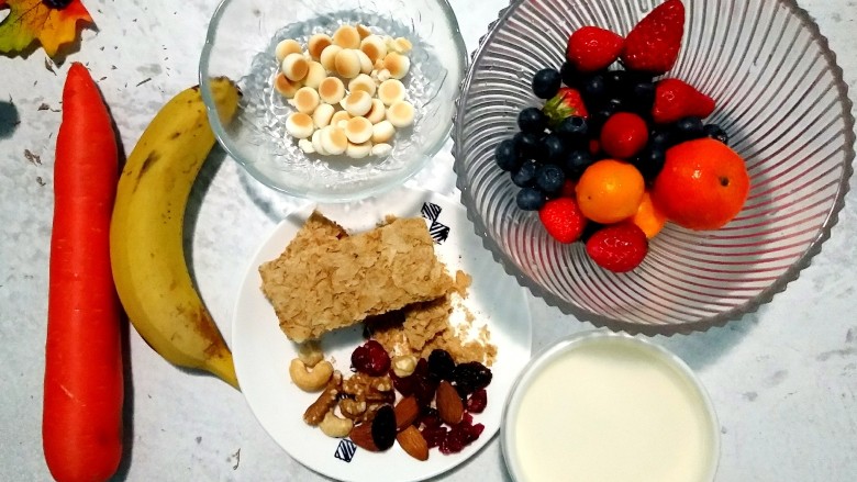 风靡欧洲的健康网红~橙色Smoothie Bowl,准备各种食材，水果洗净淋水。