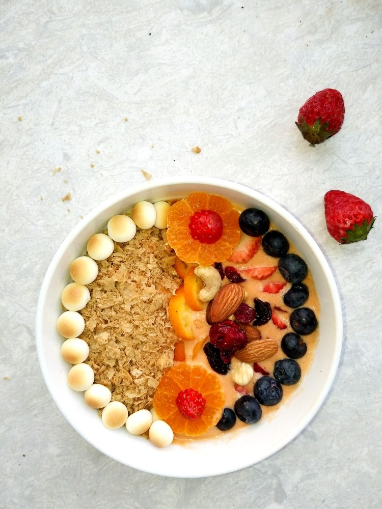 风靡欧洲的健康网红~橙色Smoothie Bowl,放入<a style='color:red;display:inline-block;' href='/shicai/ 623'>蓝莓</a>点缀。