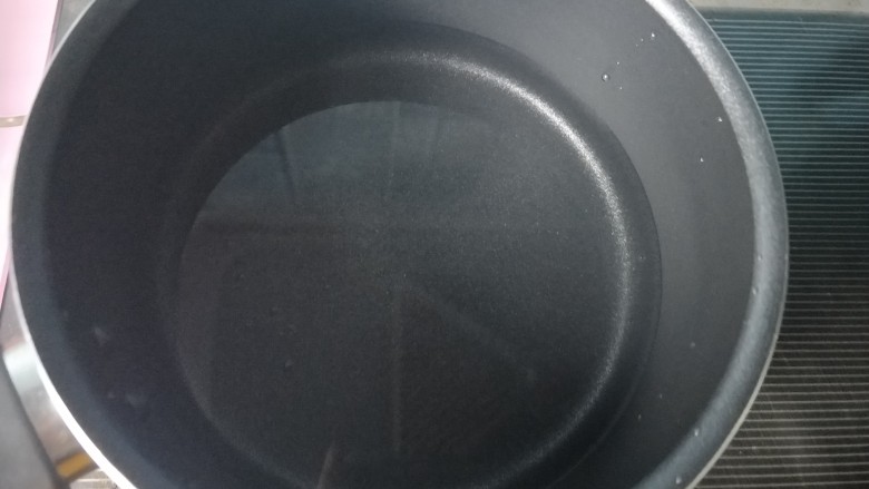 元宵节 珍珠米酒汤圆,锅内放水,烧开。