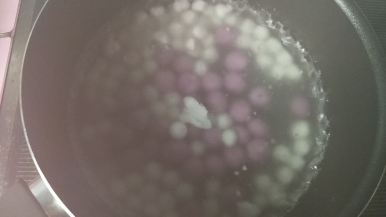 元宵节 珍珠米酒汤圆,放入汤圆,有水蒸气,拍的不是很清晰。