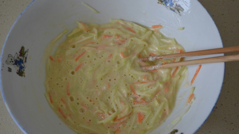 茭瓜鸡蛋饼,加入少量冷水,搅拌均匀,成面糊。