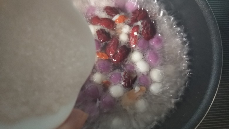 元宵节 珍珠米酒汤圆,放入白糖。