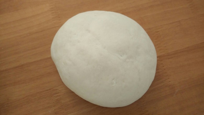 紫薯刺猬包子,白色面团材料混合,揉成光滑的面团。