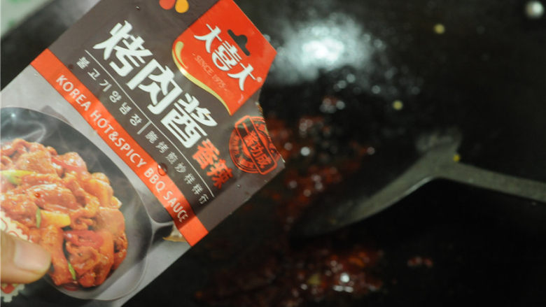 香辣烤鱼,油锅烧热,加两勺烤肉酱倒炒出香味