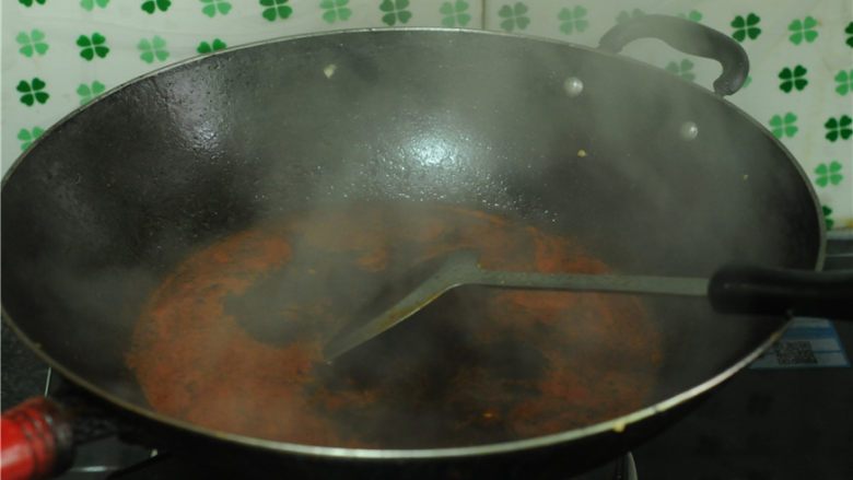 香辣烤鱼,倒入大约500毫升水,放两大勺酱油、<a style='color:red;display:inline-block;' href='/shicai/ 718'>料酒</a>、干红辣椒,烧开