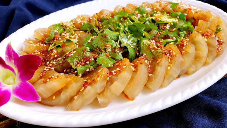 好滋味皮冻,第2种吃法,凉拌,在皮冻上放上香菜,浇上调好的辣酱就可以了(酱汁的做法,取一小碗加入10g生抽,5g鸡精,2勺自制辣椒油搅拌均匀即可)