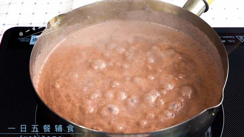 紫米核桃乳,大火煮开后,小火煮10分钟。中途搅拌搅拌,以防粘锅。