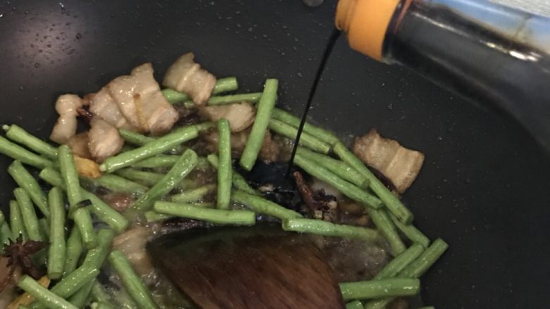 豆角焖面,<a style='color:red;display:inline-block;' href='/shicai/ 762'>老抽</a>适量