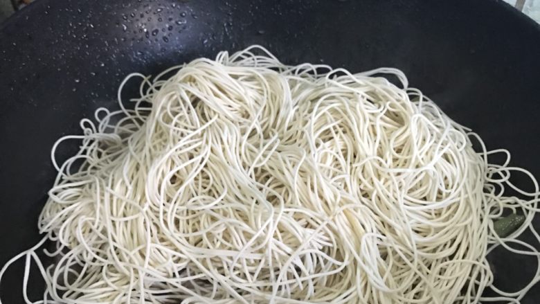 豆角焖面,把面团均匀的铺在菜上