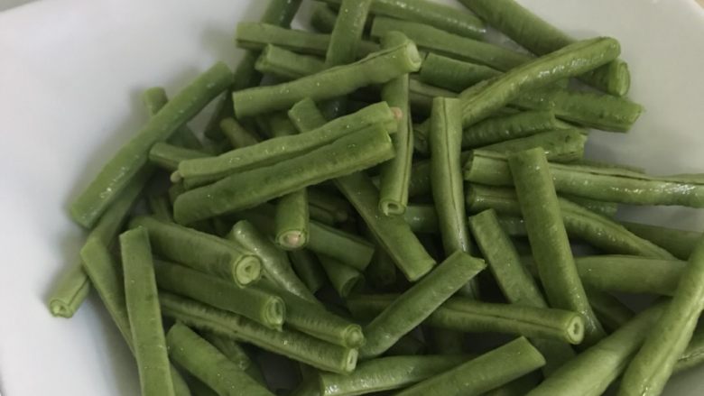 豆角焖面,<a style='color:red;display:inline-block;' href='/shicai/ 3639'>豆角</a>用手掰成4厘米左右的长段洗净