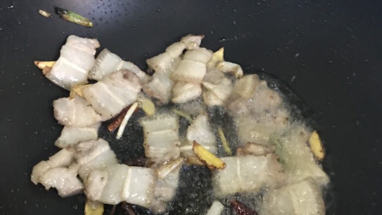 豆角焖面,炒至五花肉开始出油