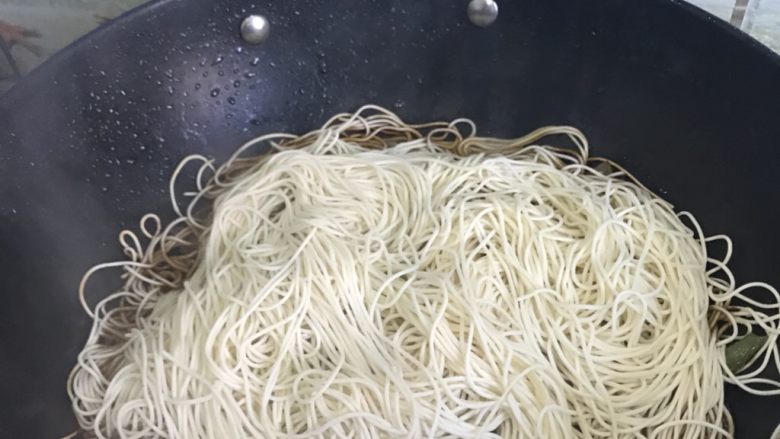 豆角焖面,10分钟后 菜里的汤汁基本煮没了