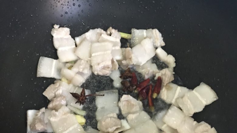 豆角焖面,翻炒片刻放入<a style='color:red;display:inline-block;' href='/shicai/ 695'>八角</a>和<a style='color:red;display:inline-block;' href='/shicai/ 86474'>干辣椒</a>