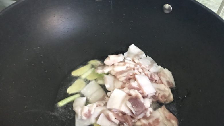 豆角焖面,下切好的五花肉