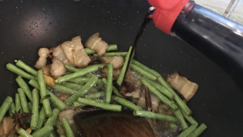 豆角焖面,<a style='color:red;display:inline-block;' href='/shicai/ 788'>生抽</a>适量