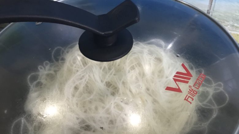 豆角焖面,盖盖转中小火焖10分钟