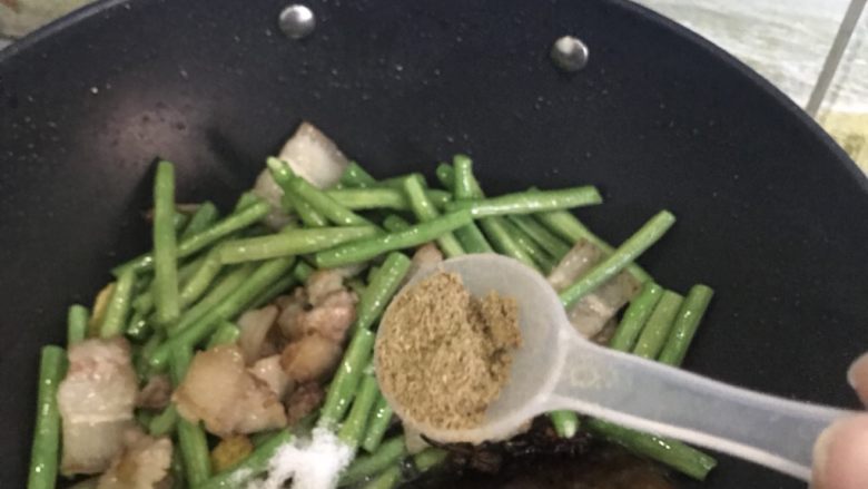 豆角焖面,下<a style='color:red;display:inline-block;' href='/shicai/ 744'>五香粉</a>