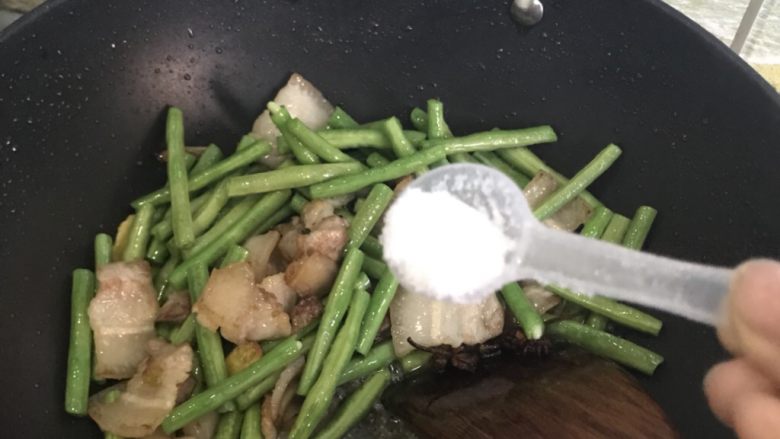 豆角焖面,加盐调味