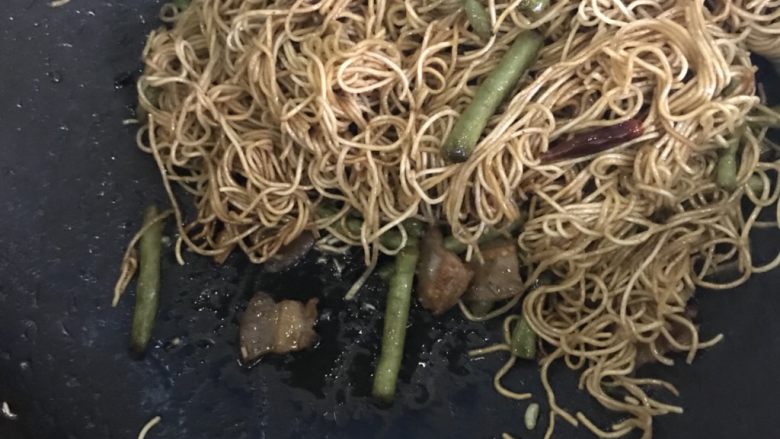 豆角焖面,拿筷子把面条和菜拌均匀