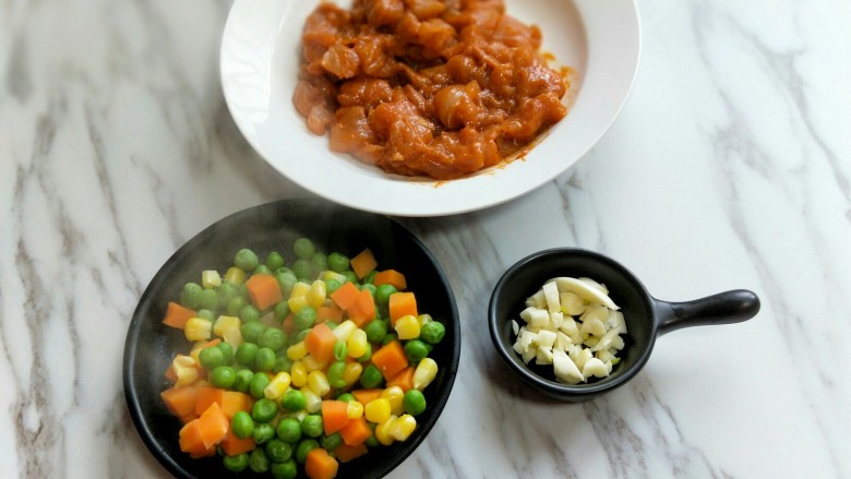 【快手下饭菜】豌豆炒鸡丁,蒜去皮切碎,准备工作完成。