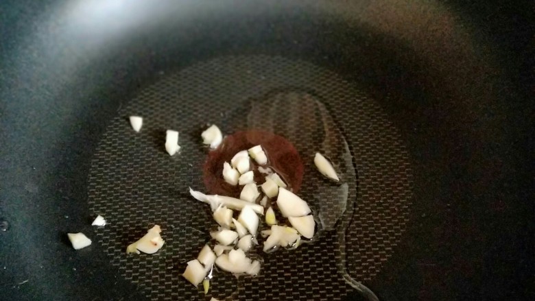 【快手下饭菜】豌豆炒鸡丁,起油锅,加入蒜炒香。