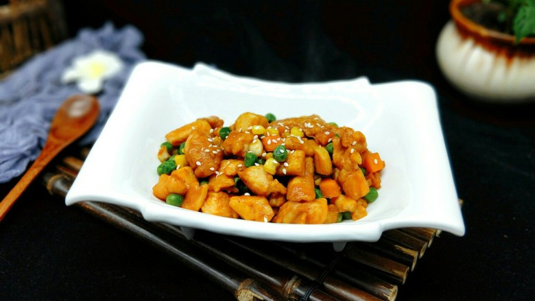 【快手下饭菜】豌豆炒鸡丁,盛出装盘,撒上<a style='color:red;display:inline-block;' href='/shicai/ 141911'>熟白芝麻</a>。