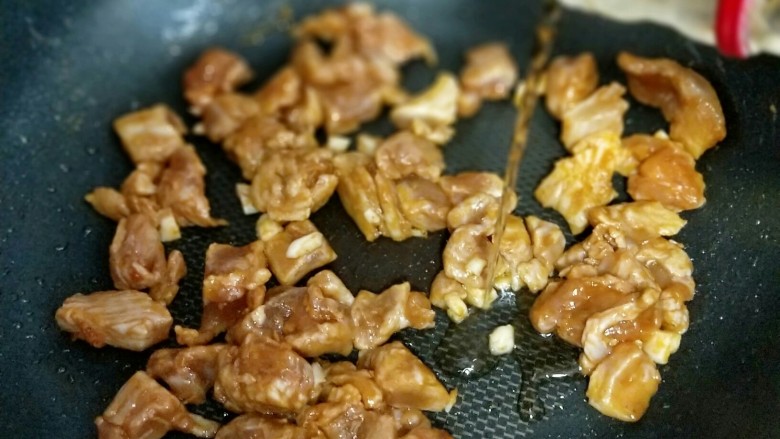 【快手下饭菜】豌豆炒鸡丁,加入<a style='color:red;display:inline-block;' href='/shicai/ 718'>料酒</a>,小火将鸡胸肉炒至8成熟。